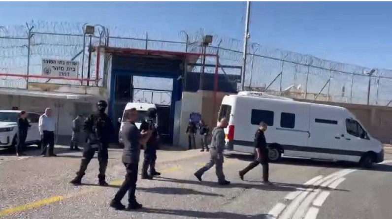 الاحتلال ينقل 39 أسيرا إلى سجن عوفر تمهيدا لإطلاق سراحهم (فيديو)